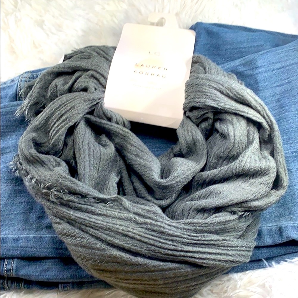 Woman’s LC Crinkle woven wrap scarf in grey